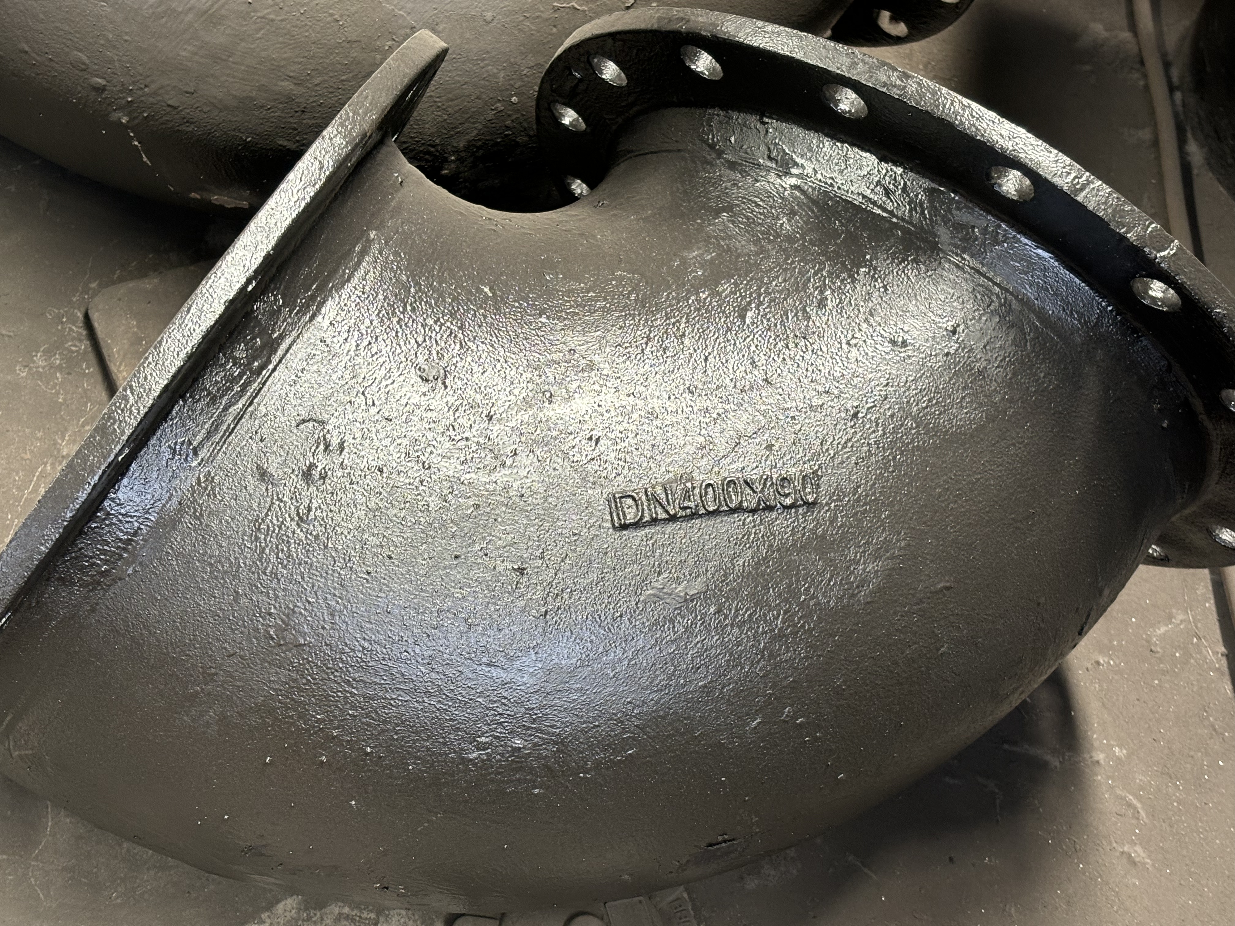 Introducción a los accesorios de tubería de hierro dúctil: codos y tes